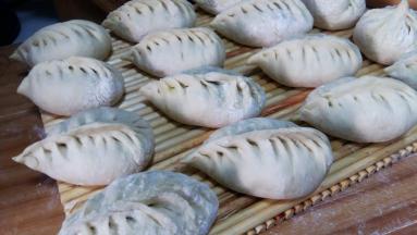 包好的包子，盖上保鲜膜，放温暖处发酵。醒发至两倍大。
判断醒好的程度：用手在包子表面轻按下，面皮能很快回复原状表示醒发到位。要是半天不能复原，则需要再醒一段时间。