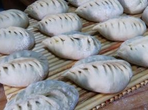 包好的包子，盖上保鲜膜，放温暖处发酵。醒发至两倍大。
判断醒好的程度：用手在包子表面轻按下，面皮能很快回复原状表示醒发到位。要是半天不能复原，则需要再醒一段时间。