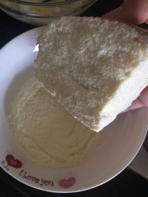 20克奶粉和5克糖粉先混合均匀，抹了奶酪的奶酪包沾上奶粉就完成了