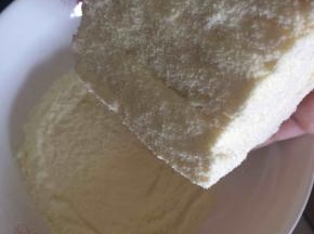 20克奶粉和5克糖粉先混合均匀，抹了奶酪的奶酪包沾上奶粉就完成了