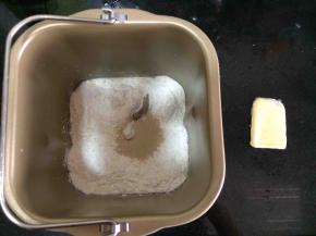 把除黄油外，制作面包体的材料按照先液体后粉类最后酵母和盐的顺序放个面包桶内，注意盐和酵母不能放一起，酵母放中间，盐放角落，启动imix程序揉面，一般做面包配方中的液体最好不要一次全部放完，预留10克左右出来，根据面粉的吸水性面团的干湿情况来增减