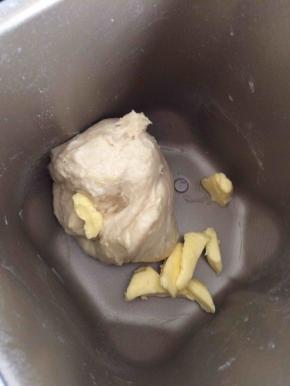 揉面15分钟加入软化好的黄油