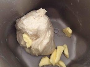 揉面15分钟加入软化好的黄油