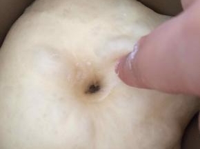 发酵至2倍大，用手指沾粉插面团，面团不回缩不反弹就是发酵好了
