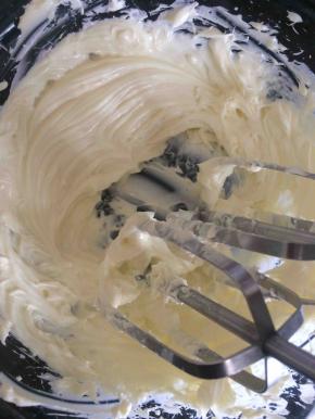 奶酪先用打蛋器低速打散，再加入糖打均匀，最后加入牛奶打至顺滑