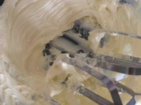 奶酪先用打蛋器低速打散，再加入糖打均匀，最后加入牛奶打至顺滑