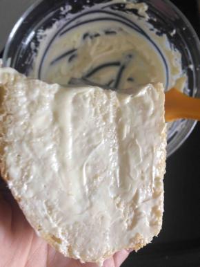 面包烤好后晾凉脱模一分为四，取一块面包横着割两刀，夹入奶酪馅，再把两个切面都抹上奶酪