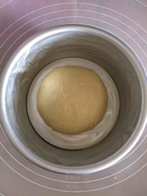 面团排气揉圆放进模具内进行2次发酵