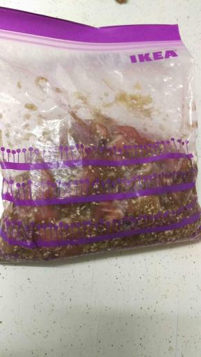 把肉切1cm厚的一片一片，像猪扒一样，大蒜+洋葱+香茅一起用料理机搅成碎加入肉里面，再加入全部辅料。腌制一个晚上。