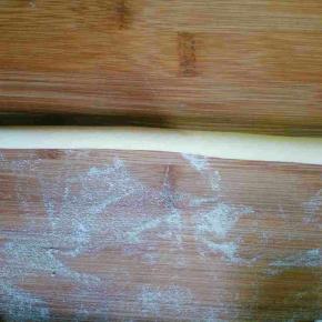 取一小块面团加入少许南瓜泥揉至光滑，然后搓成长条