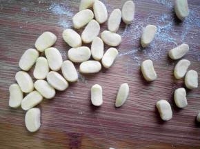 用刀切小片，稍微整理成猪鼻形状