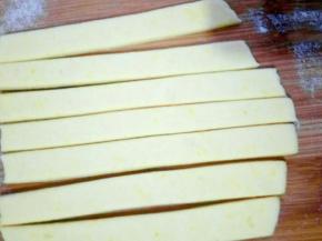 猪鼻剩下的面团，擀成薄片，切条