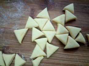 切成小三角形，做猪耳朵