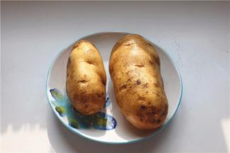 尽量买大个长条形的土豆，这样切出来的丝会比较整齐
调料：花椒面、海椒面、盐、味精、孜然