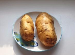 尽量买大个长条形的土豆，这样切出来的丝会比较整齐
调料：花椒面、海椒面、盐、味精、孜然