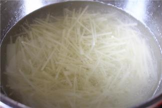 用水冲洗干净，可以稍微泡一会，这样去除淀粉，才能让土豆丝更脆