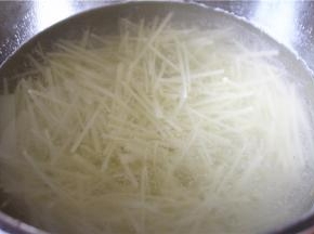 用水冲洗干净，可以稍微泡一会，这样去除淀粉，才能让土豆丝更脆
