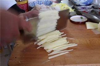 先将土豆洗净削皮，然后切成等大小的细丝