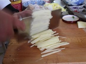 先将土豆洗净削皮，然后切成等大小的细丝