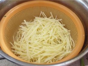 接着用漏网滤干
