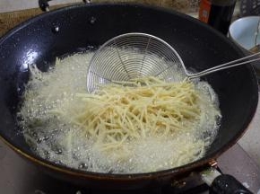 下入土豆丝油炸，少量多次放完土豆丝，不要一口气都丢进锅