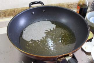 锅里倒油，烧至七成油温