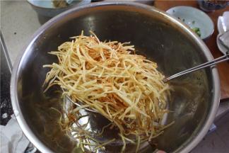 炸干变成金黄色，即可捞出