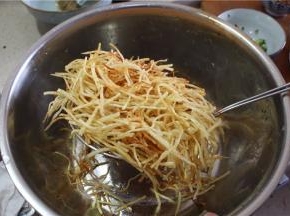 炸干变成金黄色，即可捞出