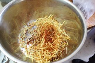 土豆丝装盆里，加入花椒面、辣椒面、盐、味精、孜然