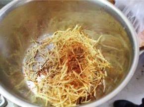 土豆丝装盆里，加入花椒面、辣椒面、盐、味精、孜然