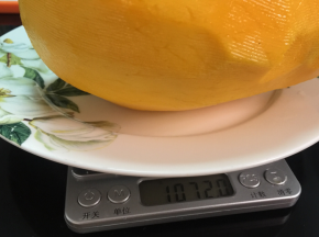芒果去皮后，1072克。
