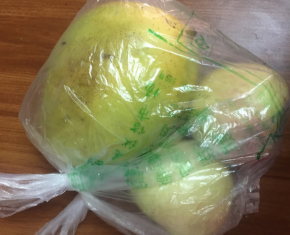 首先芒果，如果买到的芒果比较生，很硬，和几个苹果放一起放袋子里捂着，有两天就软了