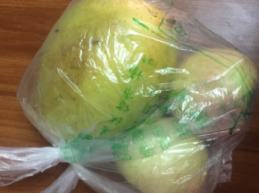 首先芒果，如果买到的芒果比较生，很硬，和几个苹果放一起放袋子里捂着，有两天就软了