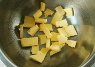 准备好黄油，软化到手指可以戳一个洞的样子就可以了