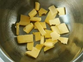 准备好黄油，软化到手指可以戳一个洞的样子就可以了