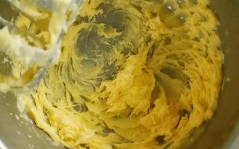 打蛋器低速打发黄油，看到黄油颜色变浅，体积有点蓬松就可以了