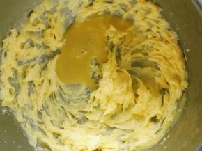 分两次加入鸡蛋液，每加一次就用打蛋器打发一下，让黄油跟全蛋液完全融合