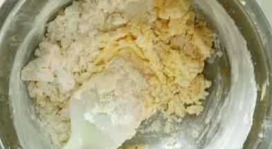 用翻拌的手法将面糊翻拌到看不见干粉