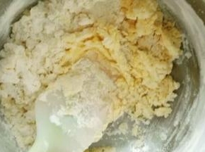 用翻拌的手法将面糊翻拌到看不见干粉