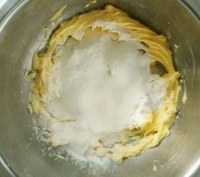 打发好的黄油，筛入低筋面粉