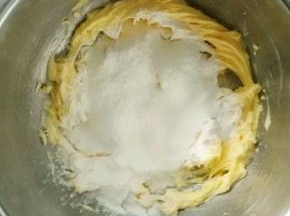 打发好的黄油，筛入低筋面粉