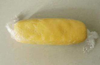 用保鲜膜包好放入冷冻室10分钟左右