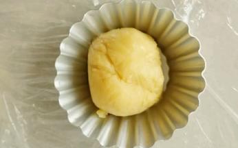 把面团从冰箱里拿出来，分成8份，看清楚是8份，为什么会做出9个，继续往下看