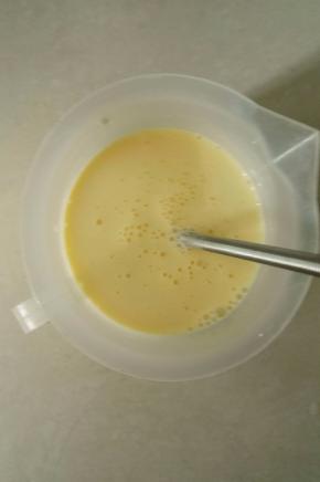 接下来做蛋挞液，所有蛋挞液材料倒一起，用手动打蛋器搅拌到细砂糖完全融化，一定要用手动打蛋器，用电动的会有很多泡泡
