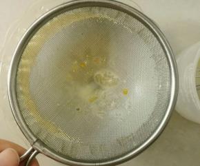 蛋挞液过筛两次，这样做出的蛋挞液会很细腻