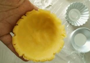 用手往两边挤，边挤边转动模具，不要弄的太厚，太厚中间不太容易熟