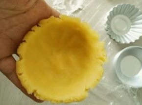 用手往两边挤，边挤边转动模具，不要弄的太厚，太厚中间不太容易熟