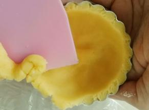 用刮板沿着边缘一圈刮掉，第9个就是这些边边做出来的