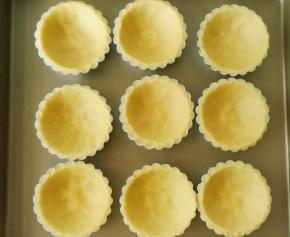 刚好9个，倒入之前做好的蛋挞液