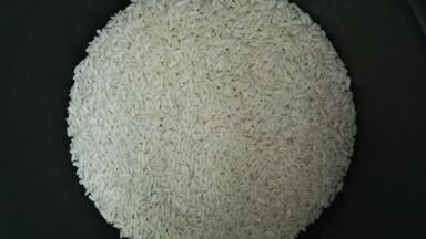 糯米提前用水淘洗两遍后，浸泡一个晚上，用手能捏烂就可以了，泡的时间长蒸的时间就短，泡的时间短，蒸的时间就会长